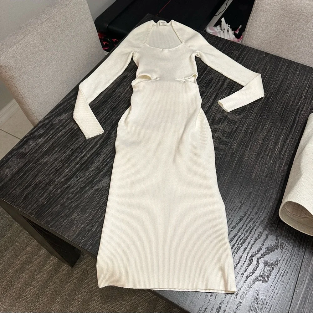 Abercrombie & Fitch Long Sleeve Cutout Maxi Sweater Dress in Cream, Small Tall - Picture 3 of 10